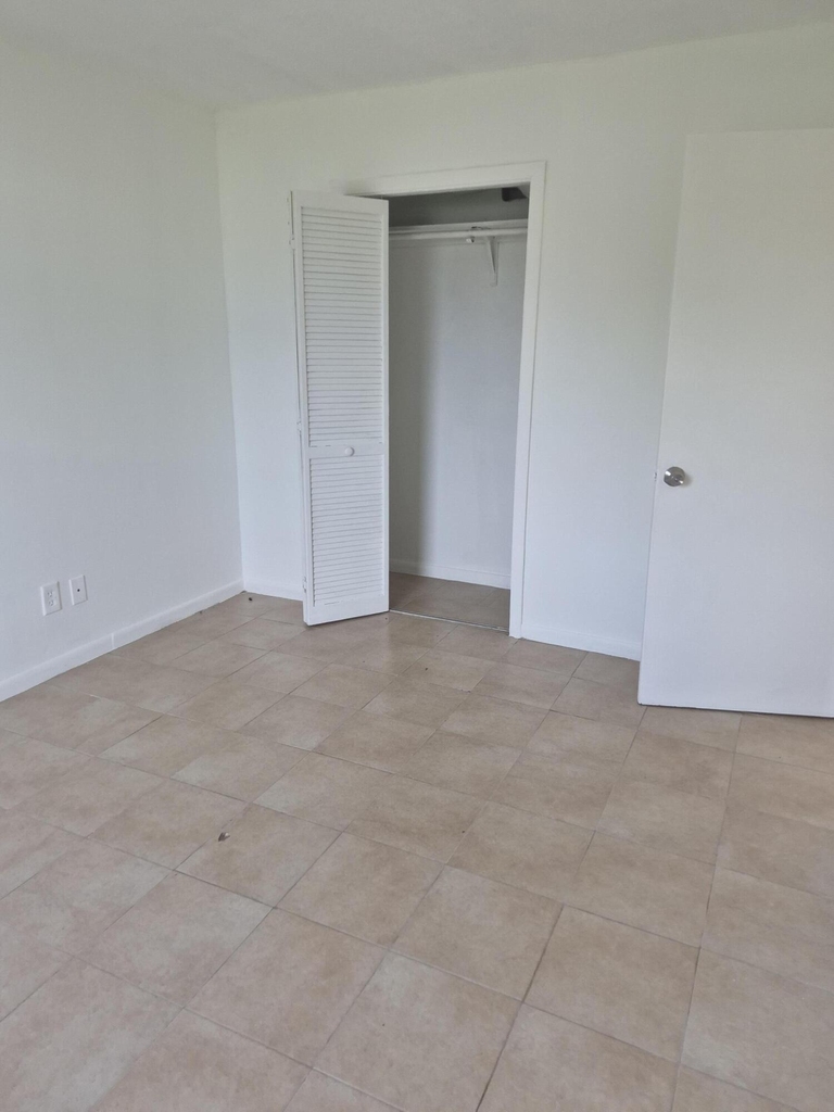 944 W 10th Street - Photo 7