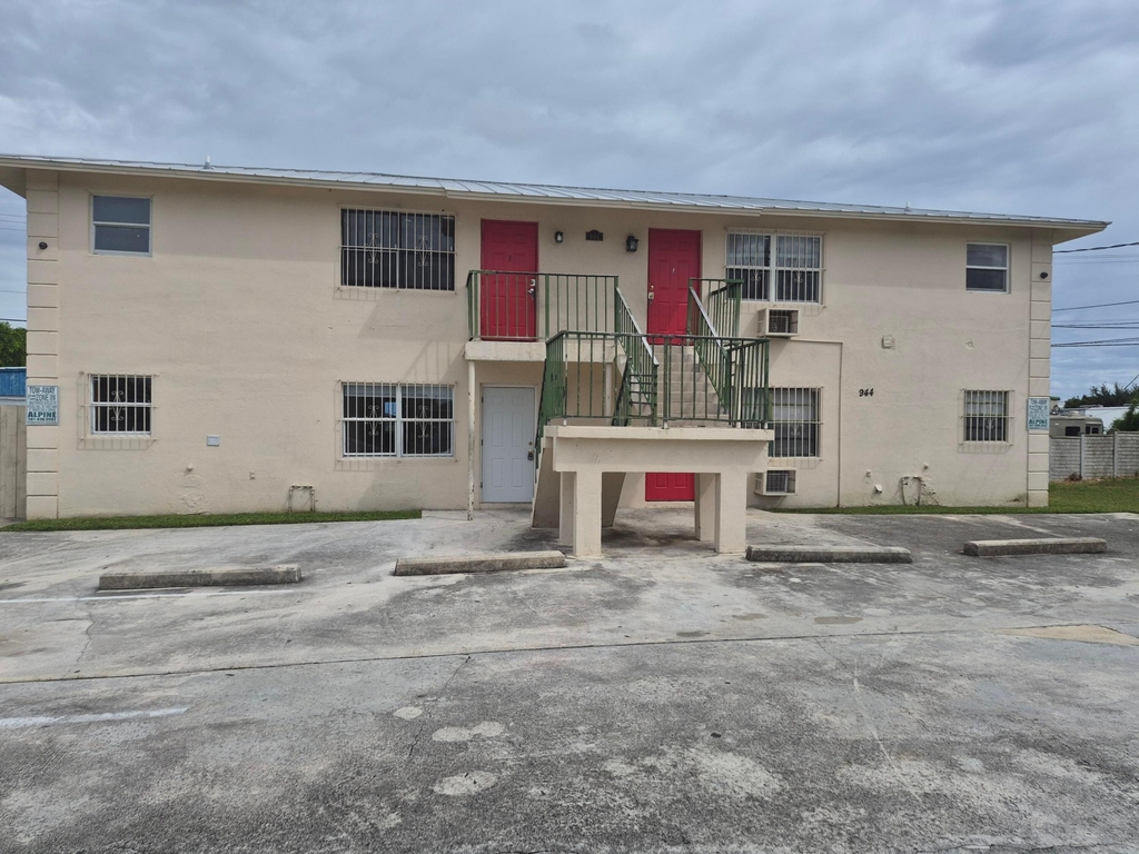 944 W 10th Street - Photo 0