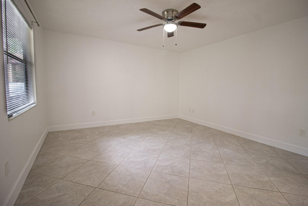 1303 Lakeview Drive E - Photo 11