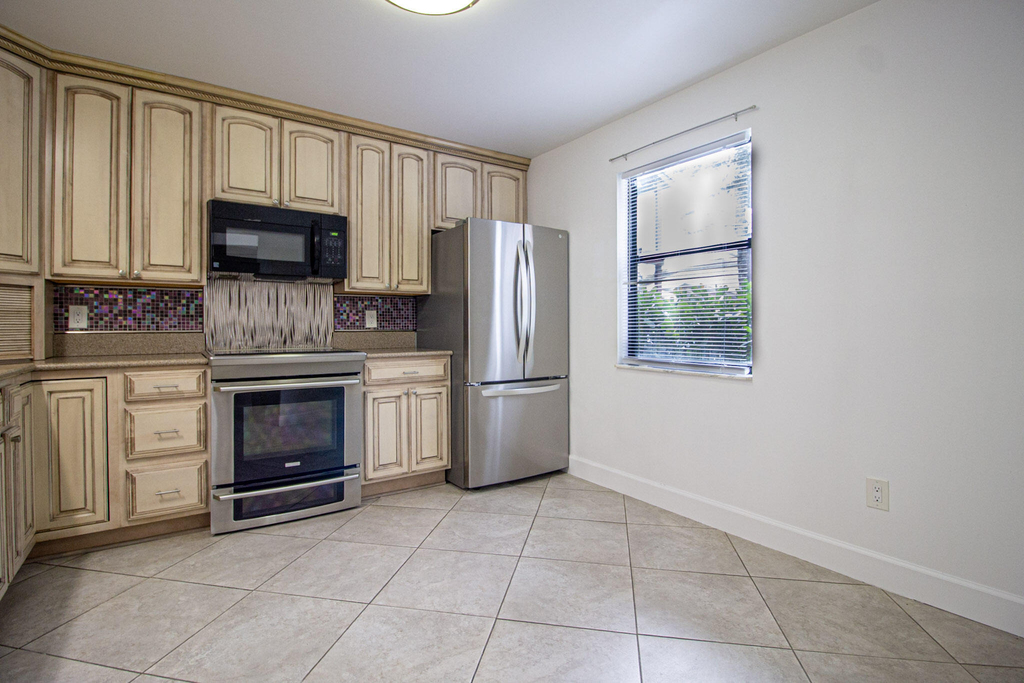 1303 Lakeview Drive E - Photo 2