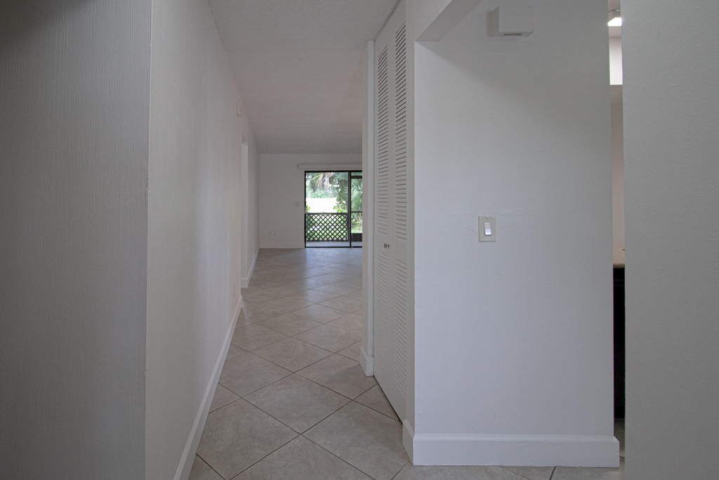 1303 Lakeview Drive E - Photo 1