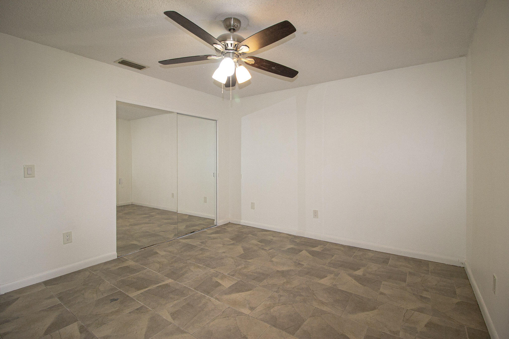 1303 Lakeview Drive E - Photo 16