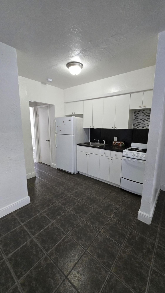 1012 Nw 2nd Avenue - Photo 3