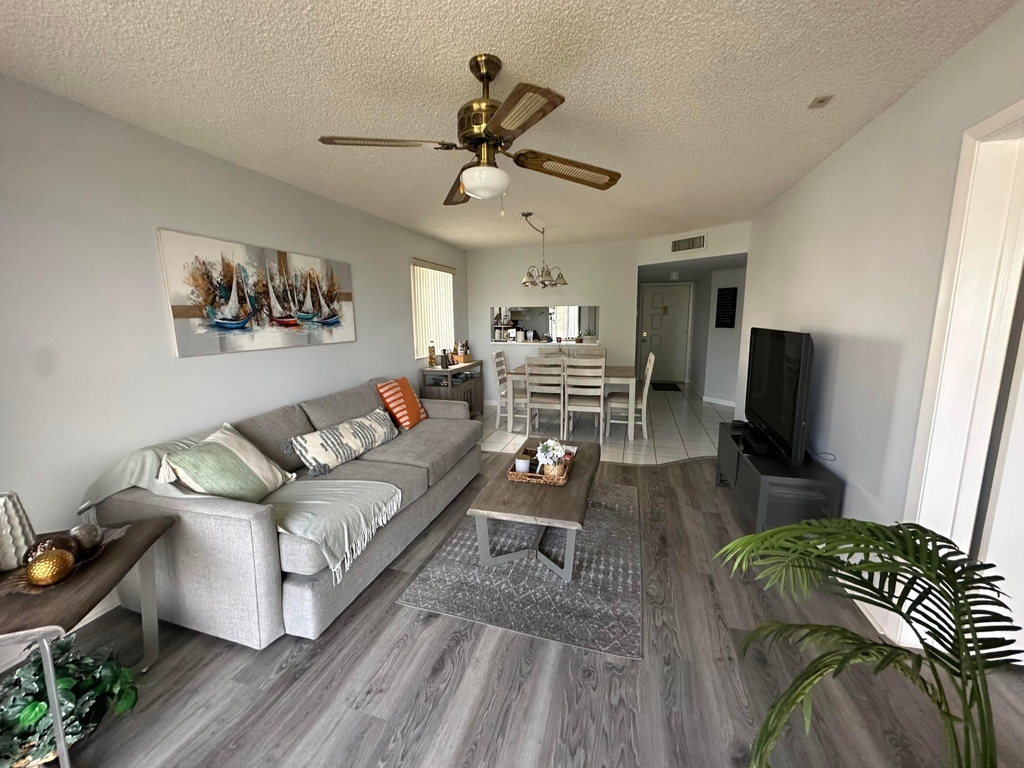 3138 Via Poinciana - Photo 0