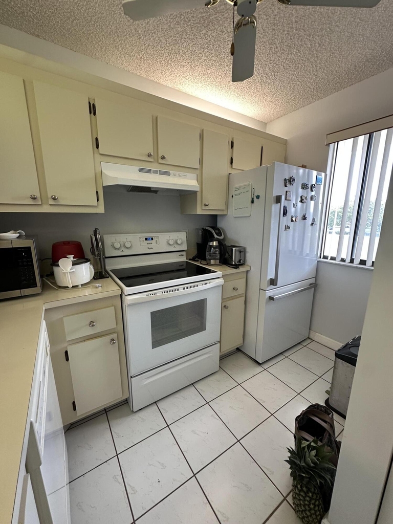 3138 Via Poinciana - Photo 2