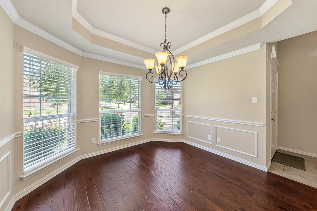 928 Wellington Drive - Photo 2