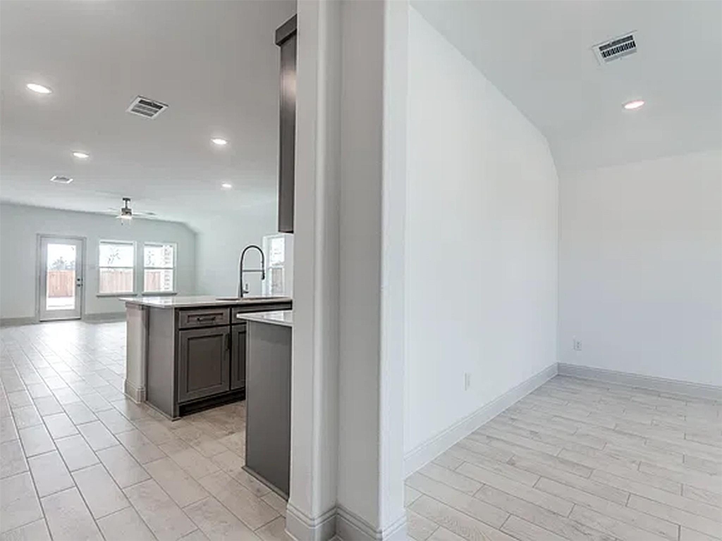 605 Parrino Parkway - Photo 2