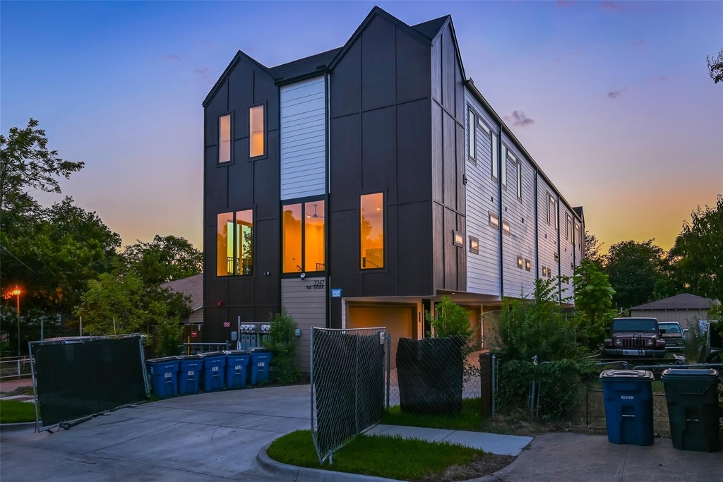 2247 Mail Avenue - Photo 3
