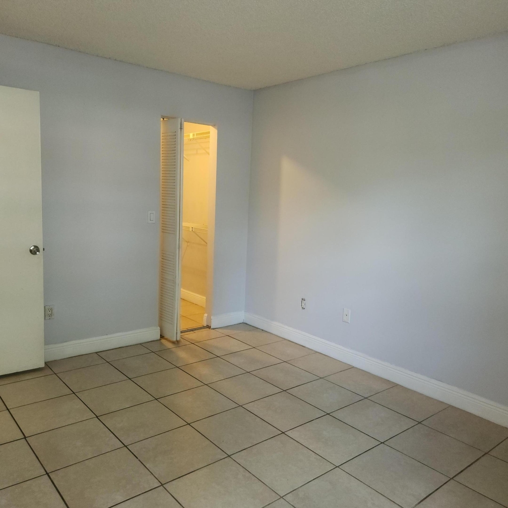 1227 Sw 46th Avenue - Photo 15
