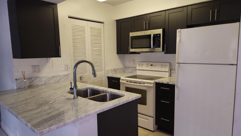 1227 Sw 46th Avenue - Photo 3