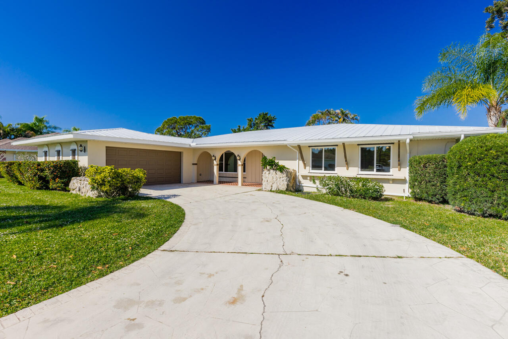 1425 Se Sunshine Avenue - Photo 0