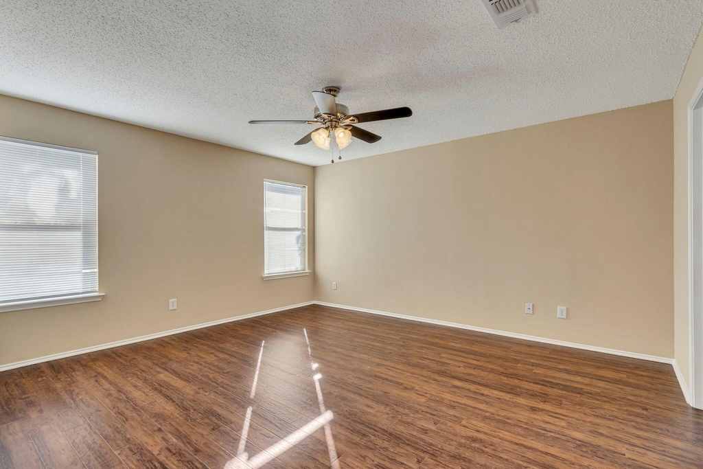 2920 Newport Avenue - Photo 10