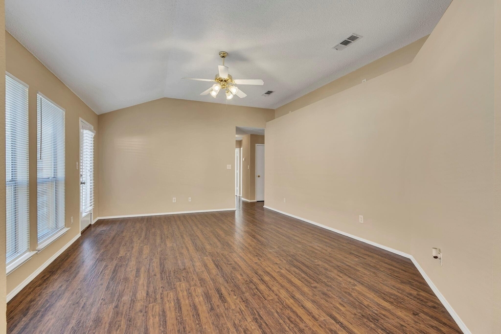 2920 Newport Avenue - Photo 7