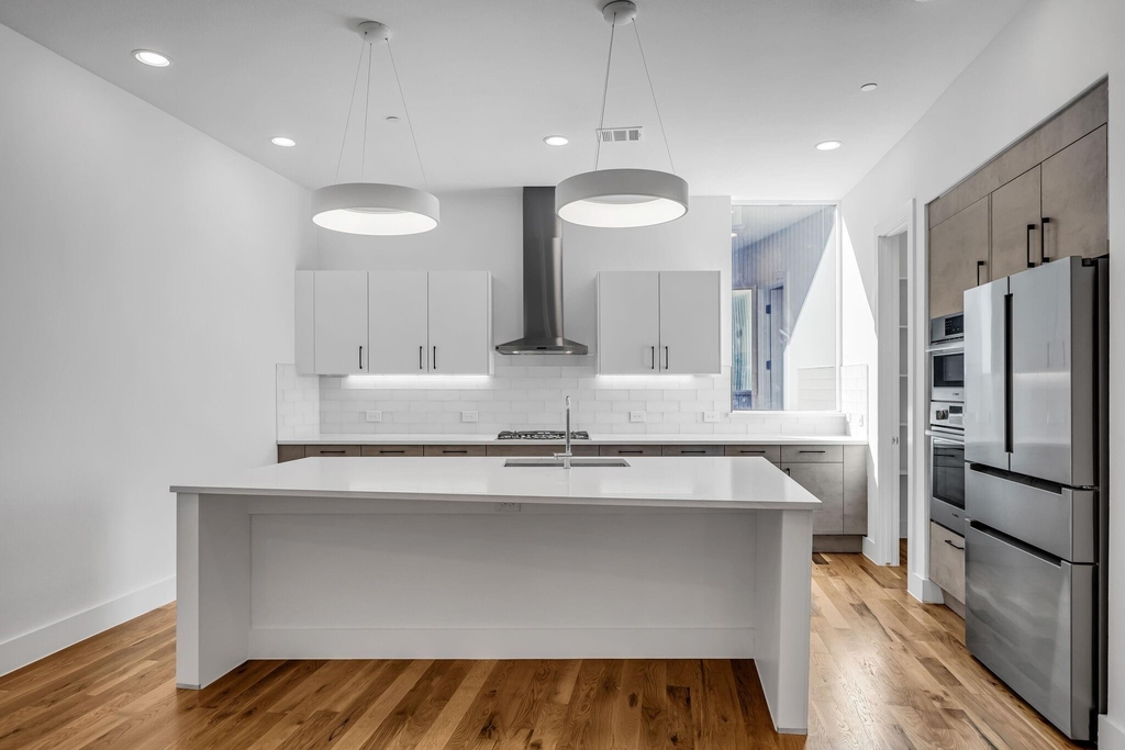 426 W 9th Street - Photo 8