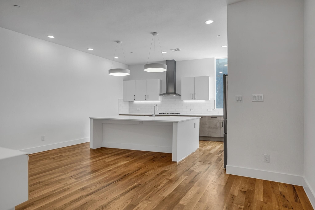 426 W 9th Street - Photo 4