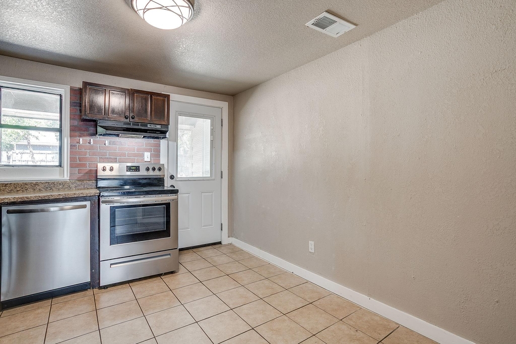 913 Jameson Street - Photo 7