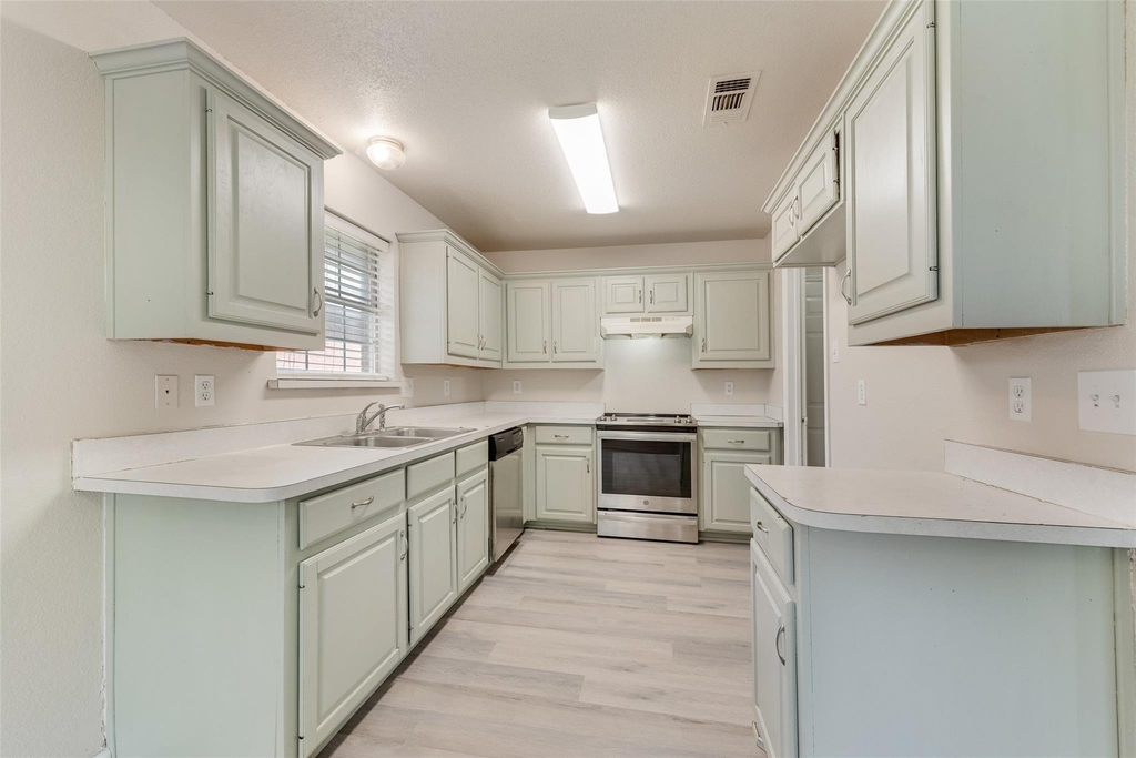 220 Hollywood Drive - Photo 6