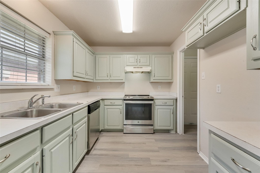 220 Hollywood Drive - Photo 7