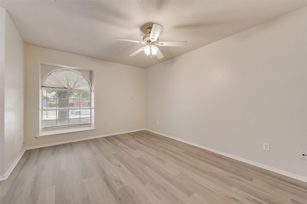 220 Hollywood Drive - Photo 10