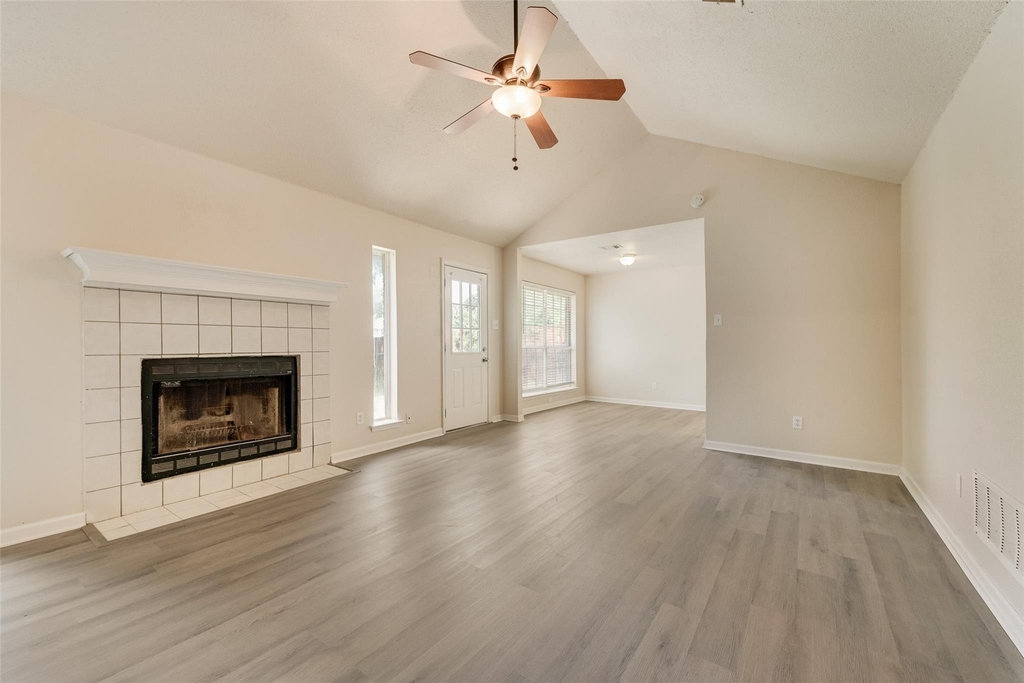 220 Hollywood Drive - Photo 3