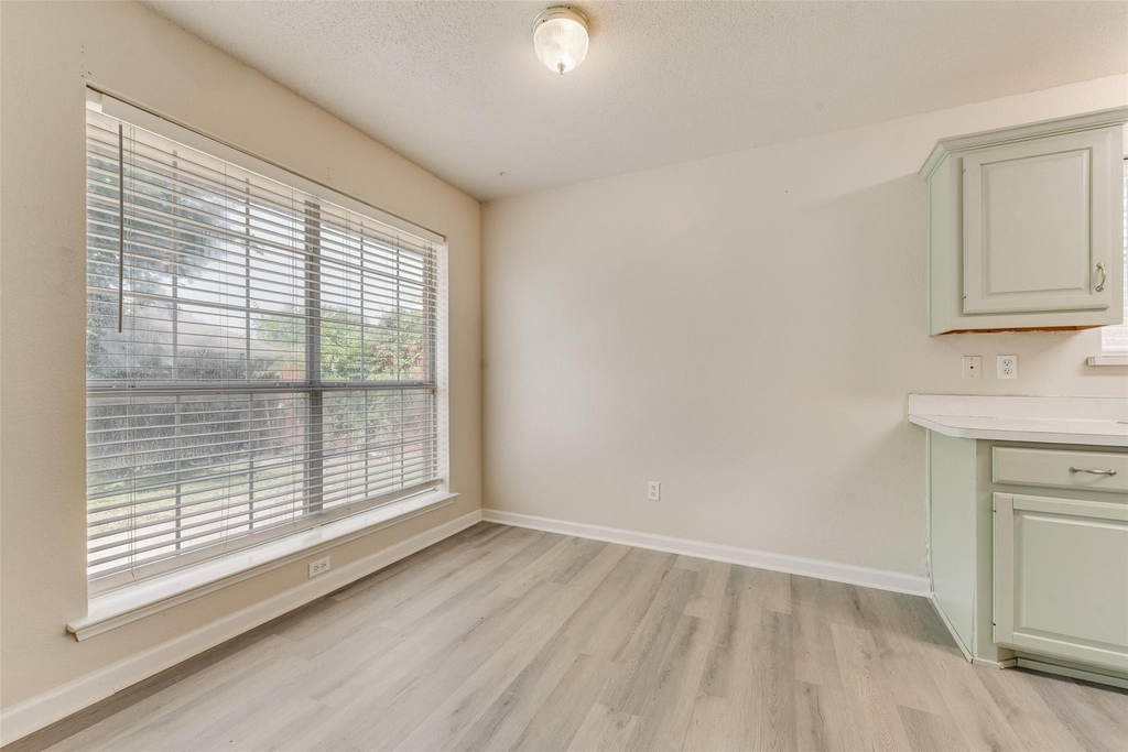 220 Hollywood Drive - Photo 5