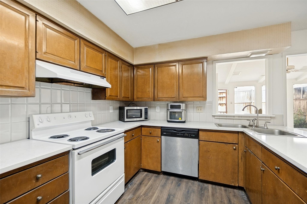 11916 Leisure Drive - Photo 4
