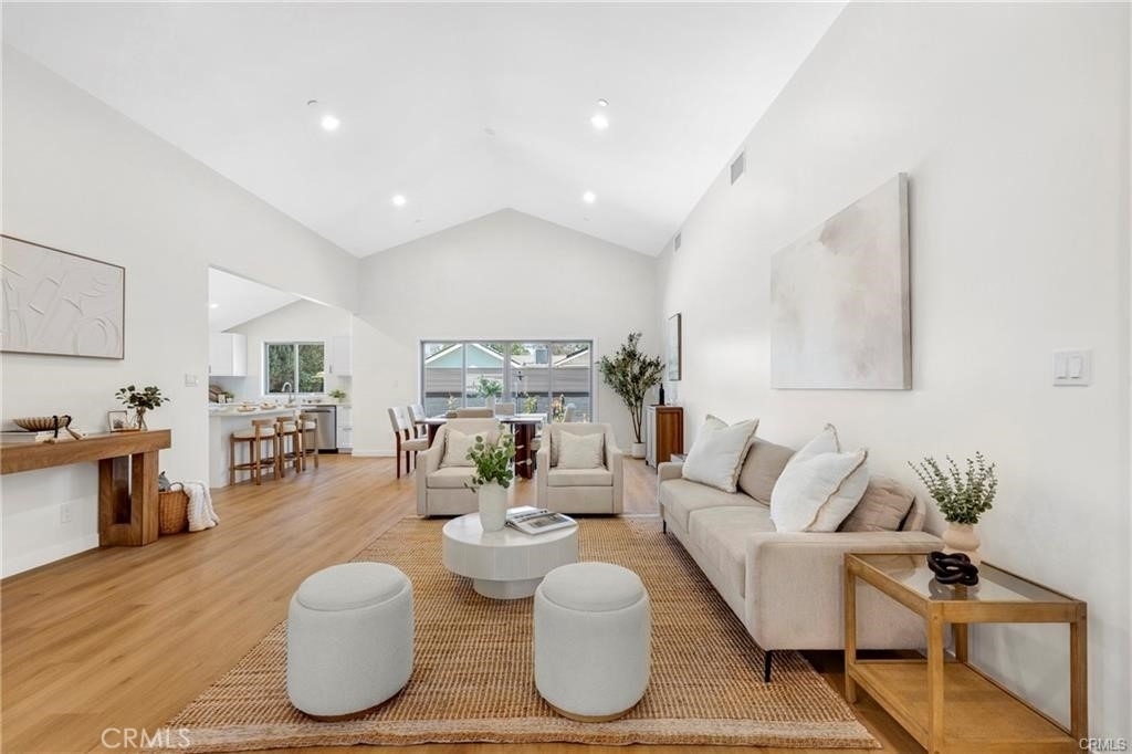 5759 Jamieson Avenue - Photo 2