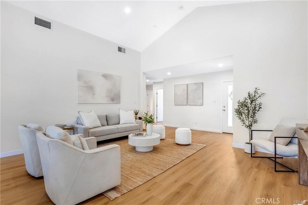5759 Jamieson Avenue - Photo 10