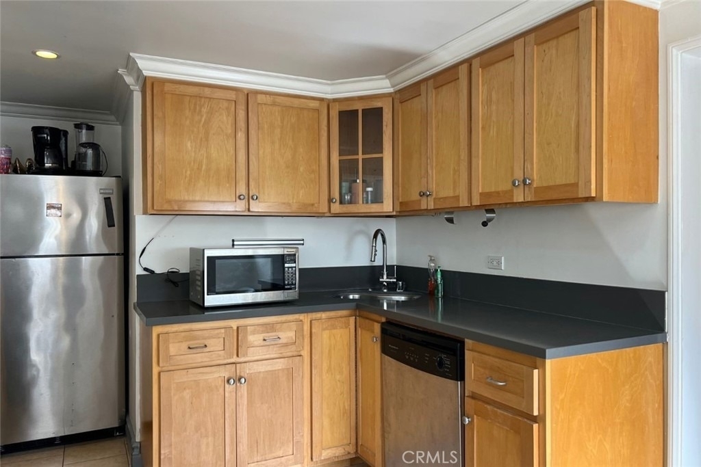 940 Hilldale Ave - Photo 3