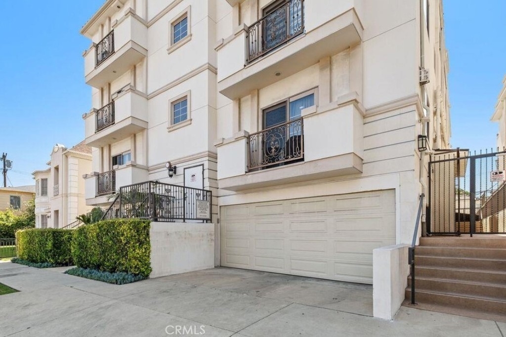 125 S Sweetzer Avenue - Photo 1