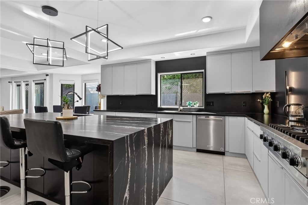 13964 Morrison Street - Photo 4