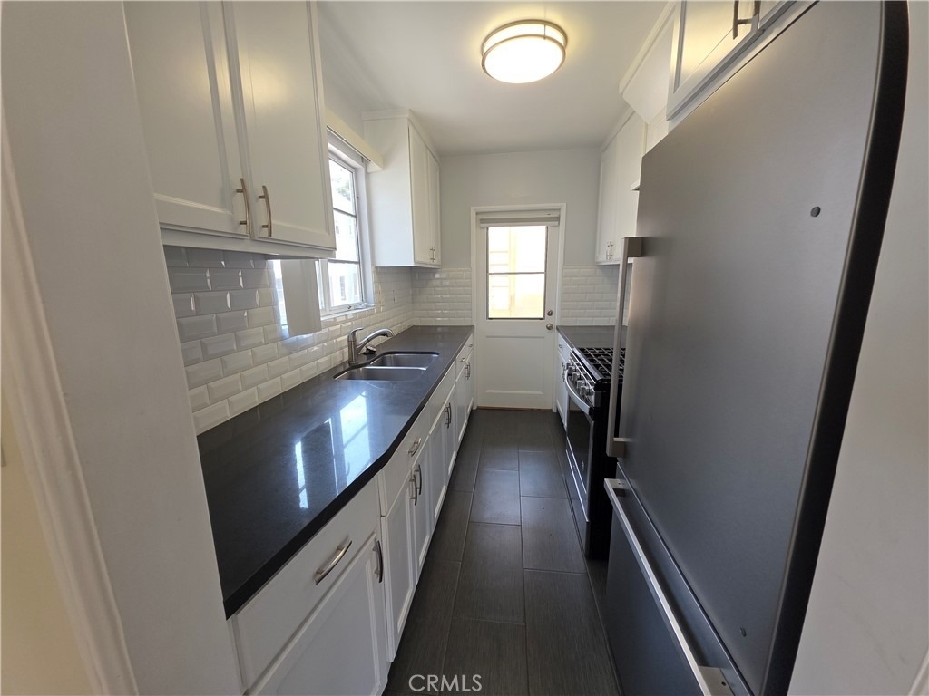 579 Levering Avenue - Photo 3