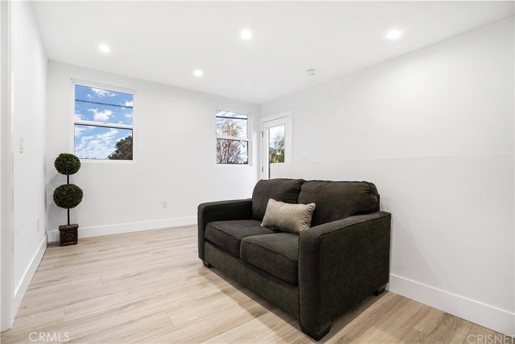 18060 Oxnard Street - Photo 19
