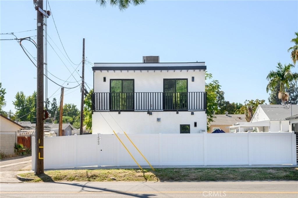 18060 Oxnard Street - Photo 2