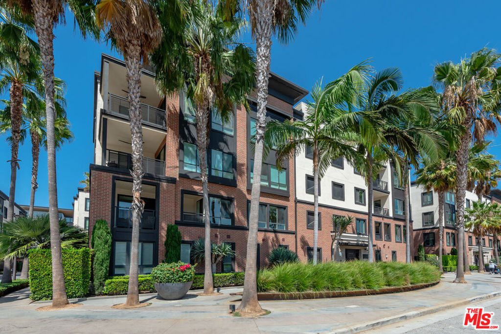 12550 W Fielding Circle - Photo 1