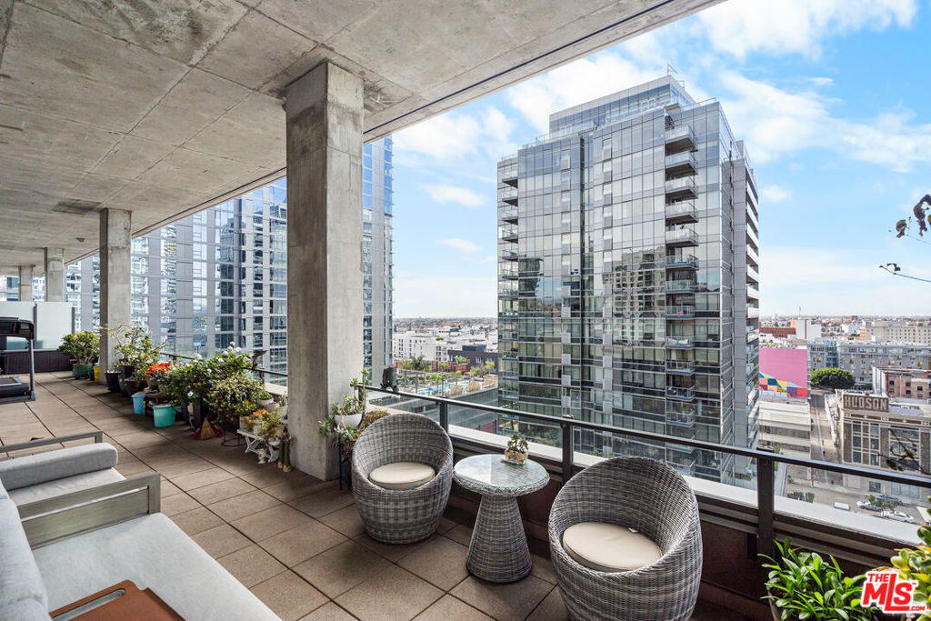 1111 S Grand Avenue - Photo 17
