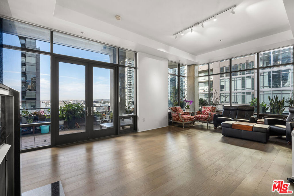 1111 S Grand Avenue - Photo 4