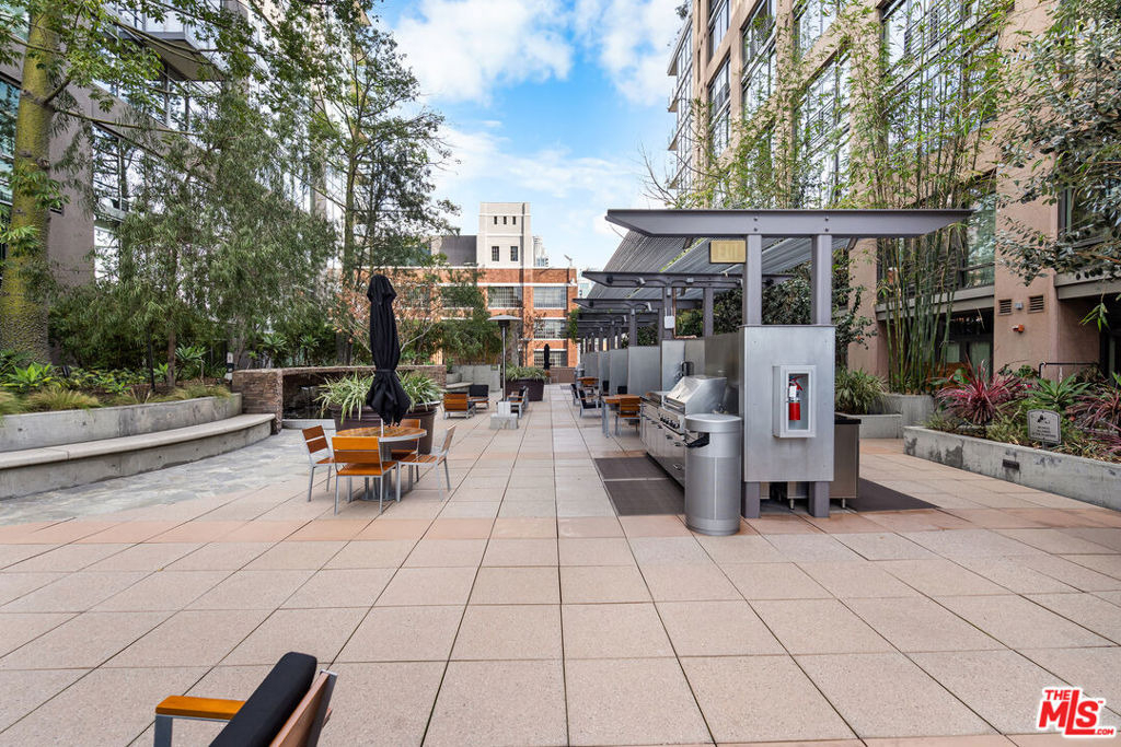 1111 S Grand Avenue - Photo 21