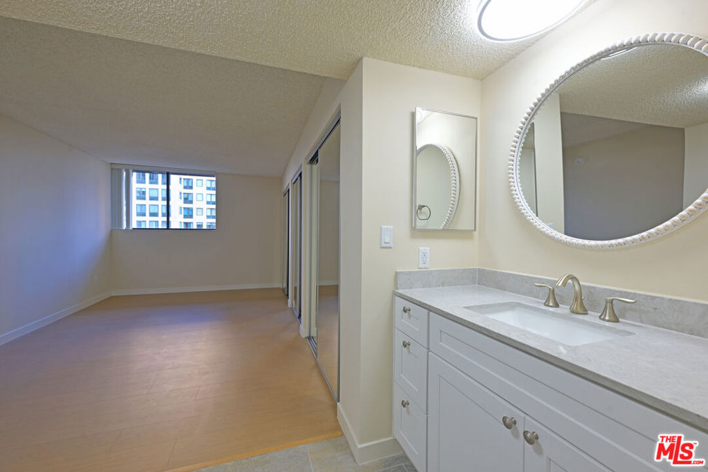 10535 Wilshire Boulevard - Photo 17