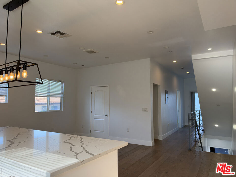 238 N Park View - Photo 4