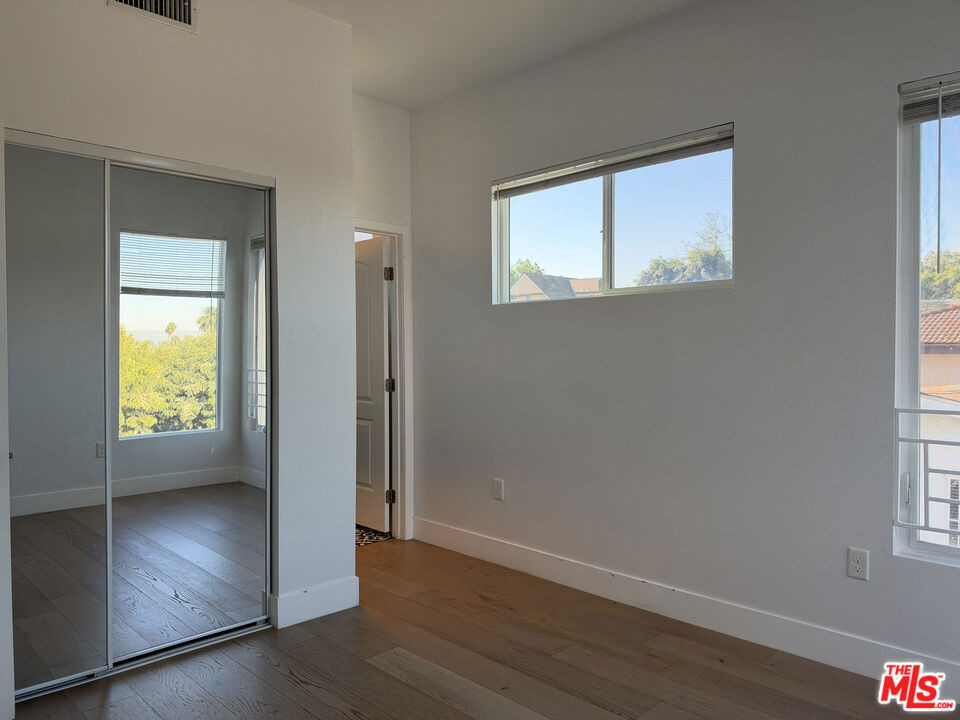 238 N Park View - Photo 8