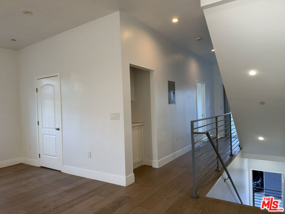 238 N Park View - Photo 5
