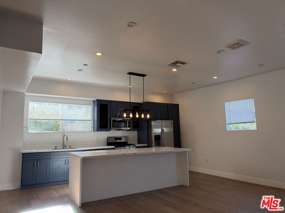 238 N Park View - Photo 3