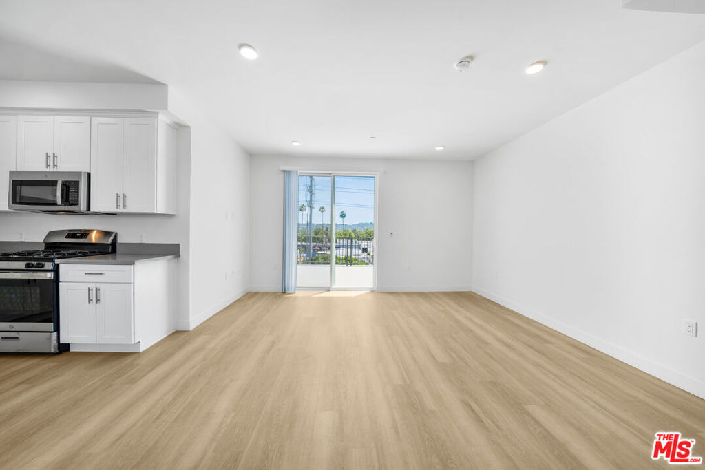14825 Delano Street - Photo 6