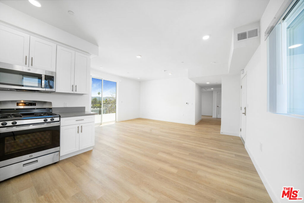 14825 Delano Street - Photo 5