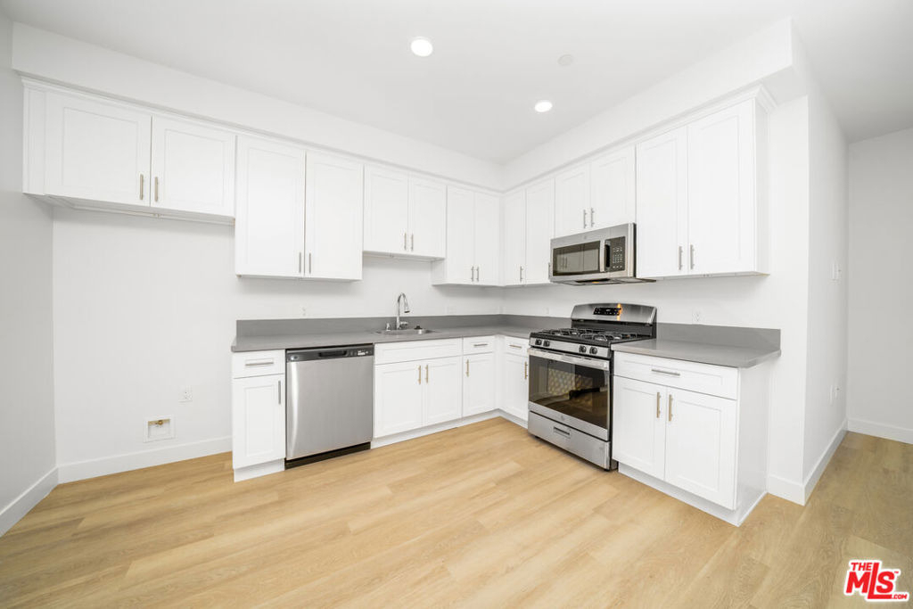14825 Delano Street - Photo 11