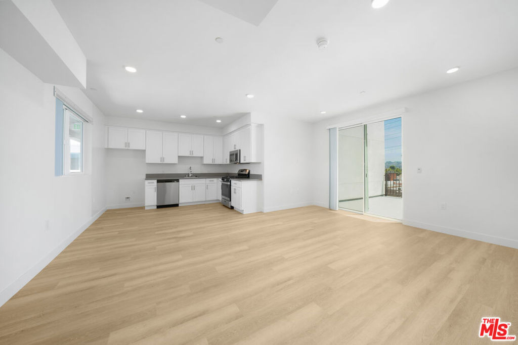 14825 Delano Street - Photo 18