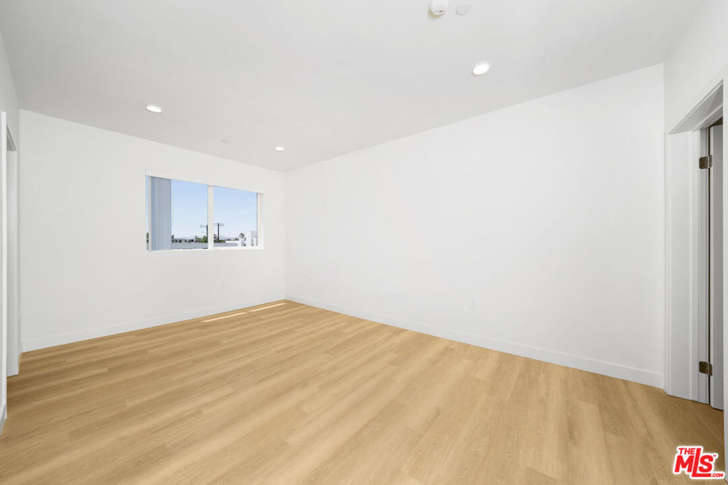 14825 Delano Street - Photo 8