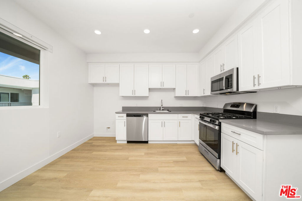 14825 Delano Street - Photo 4