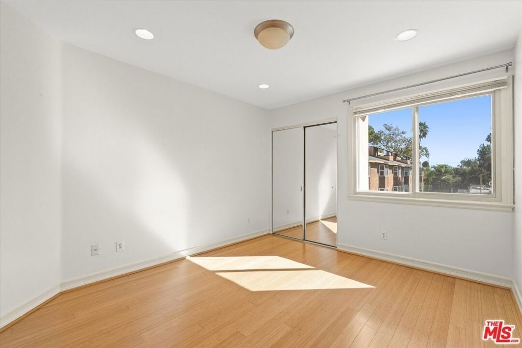 272 N Chester Avenue - Photo 14